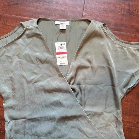 Bar III Blouse Women's XS Green Lightweight Short Sleeve V-Neck Blouse - Picture 6 of 6